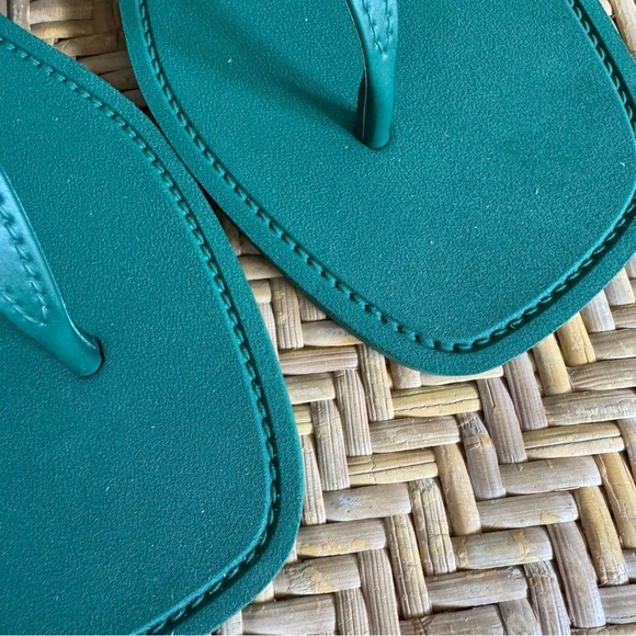 Larroude Women’s Milan Grommet Thong Sandals Size 10/11 in Green - Picture 10 of 13